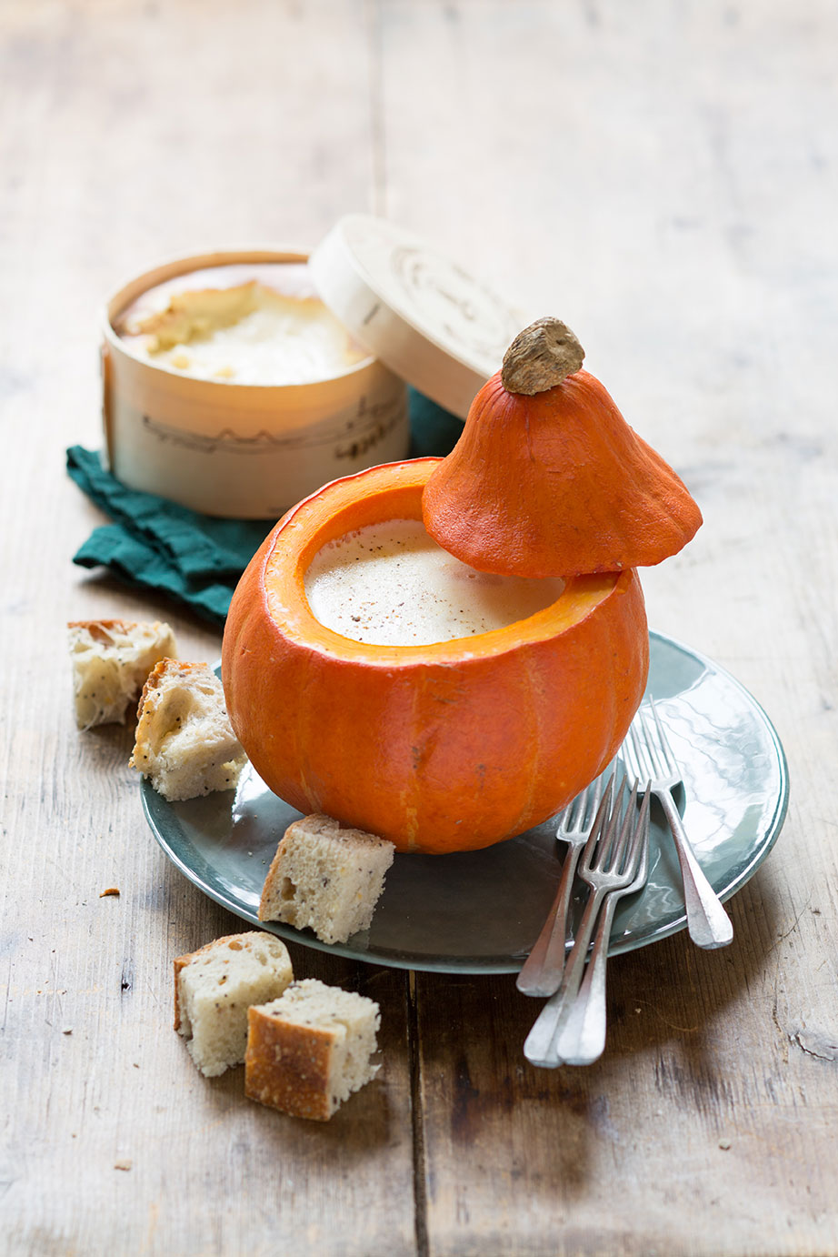 Fondue con Vacherin Mont-d'Or AOP en una calabaza