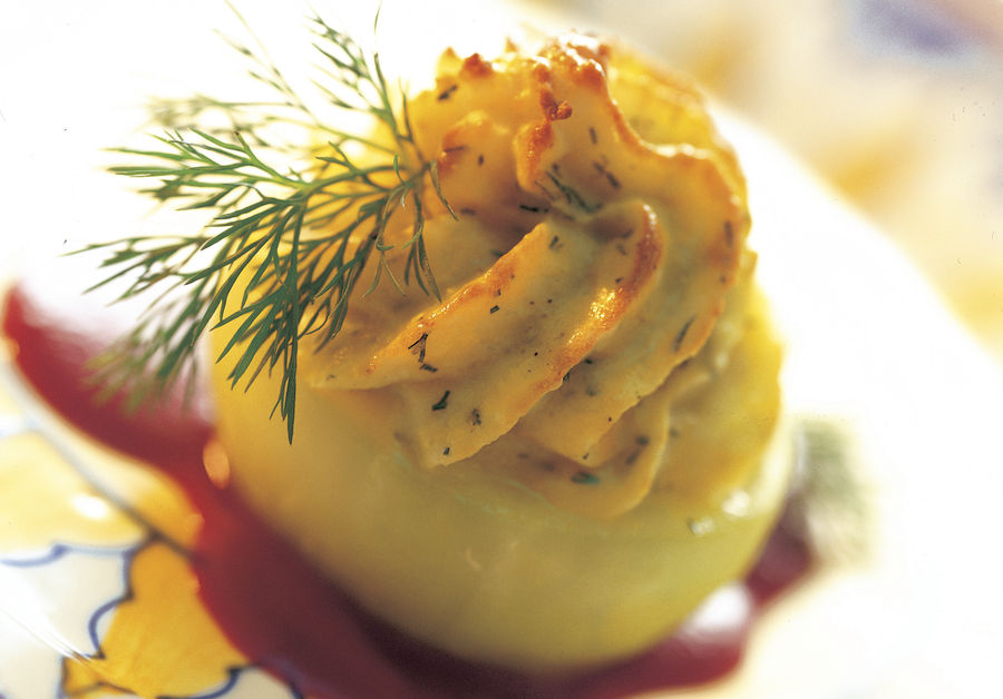 Colinabo relleno de patatas al Gruyère en salsa de remolacha