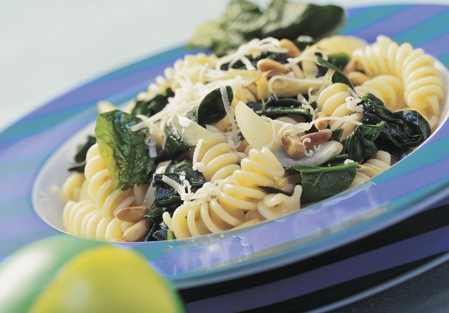 Fusilli con espinaca, piñon y Gruyère