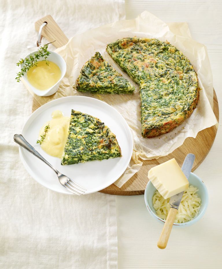 Pastel de espinacas y Le Gruyère AOP con salsa de cúrcuma