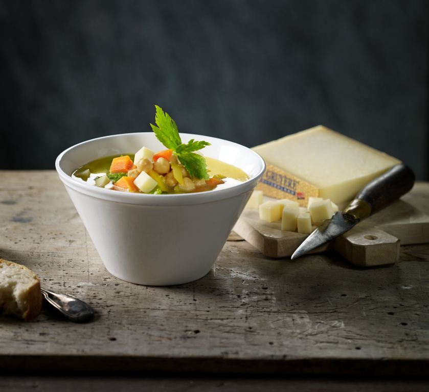 Sopa de garbanzos con queso Le Gruyère AOP