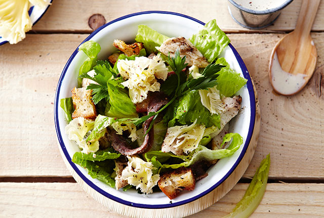 Ensalada César con rosetas de Tête de Moine AOP