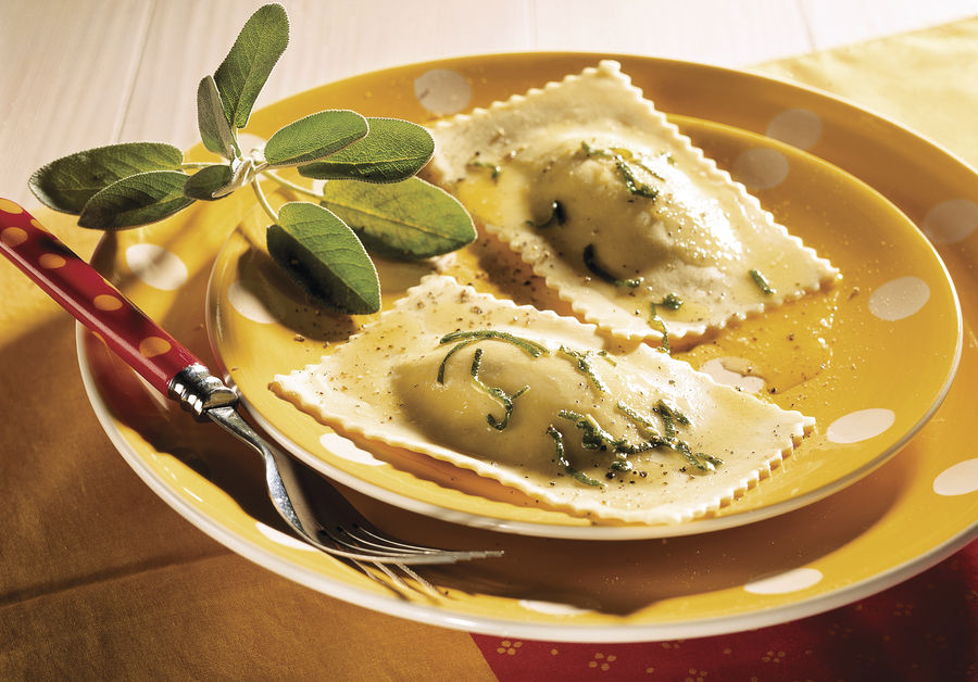 Raviolis gigantes con Gruyère en mantequilla de salvia