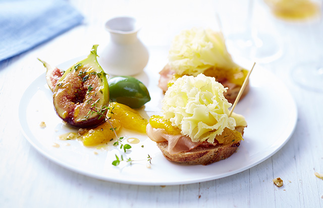 Canapés con ternera, frutas y Tête de Moine AOP