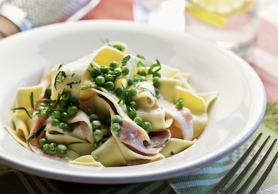 Pasta con salsa de jamón y queso