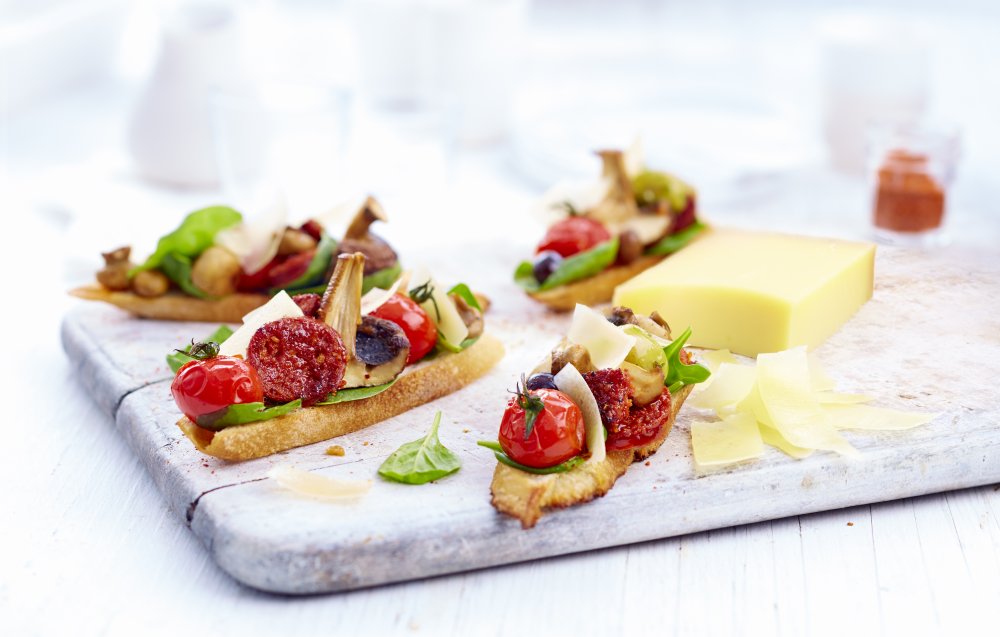 Pincho con chorizo y champiñones a la parrilla, tomates confitados y Le Gruyère AOP