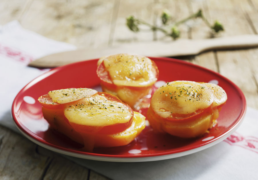 Patatas con tomate y queso