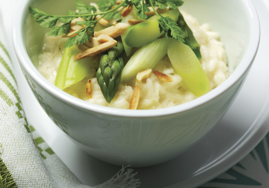 Risotto de espárragos con almendras tostadas