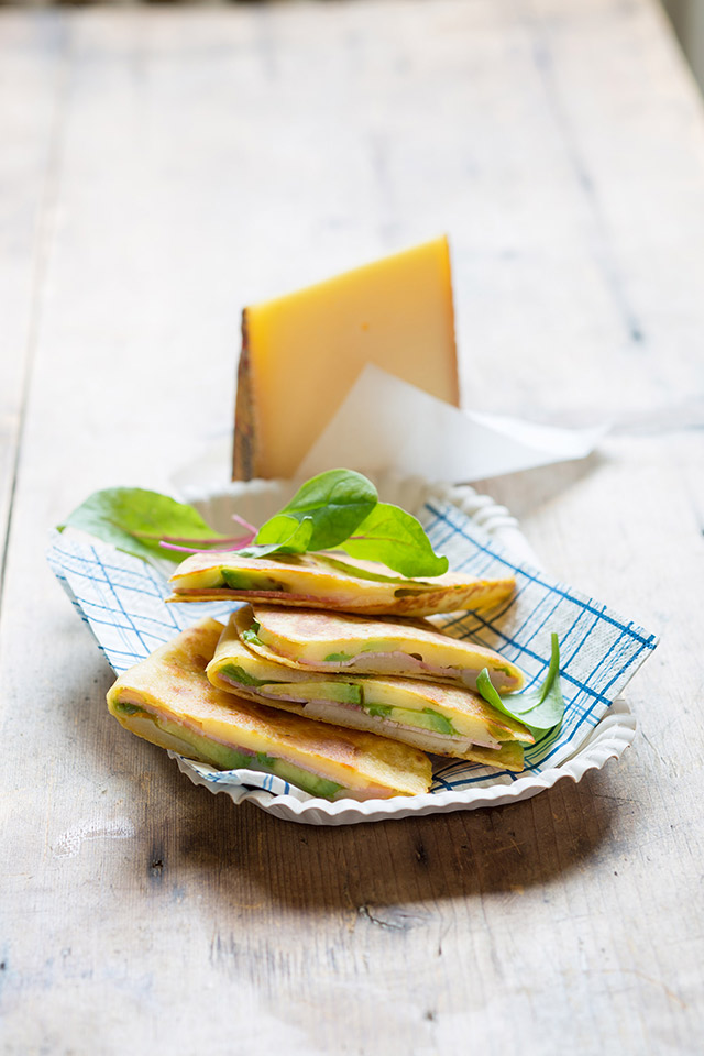 Crêpes de maíz con jamón, aguacate y Le Gruyère AOP