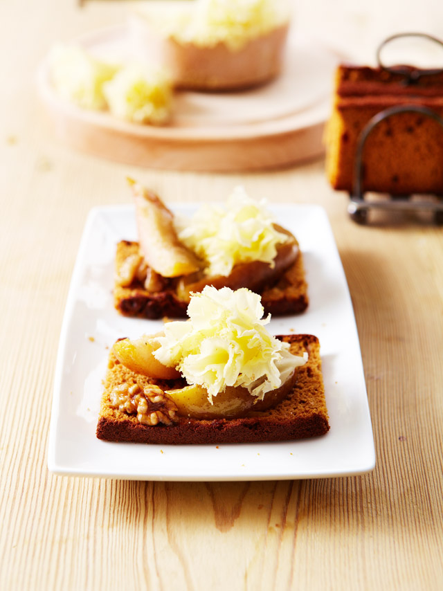 Chutney de pera con pan de jengibre y Tête de Moine AOP