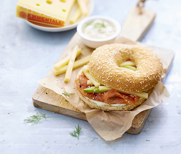 Bagel con Emmentaler AOP, salmón ahumado, aguacate y wasabi