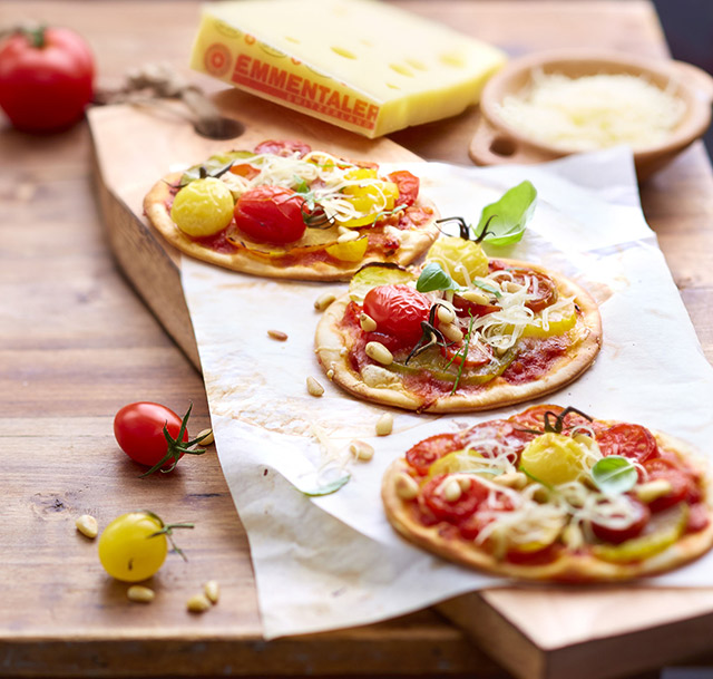 Minipizzas de Emmentaler AOP, tomates y piñones