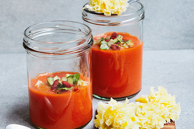 Gazpacho con flores de Tête de Moine AOP