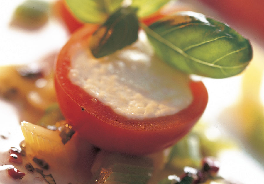 Tomates rellenos de Sbrinz en vinagreta de albahaca