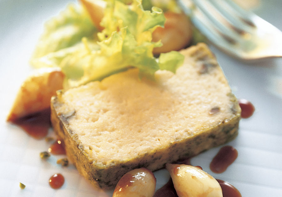 Terrine de Sbrinz tibio al pistacho con cebollitas en vinagre